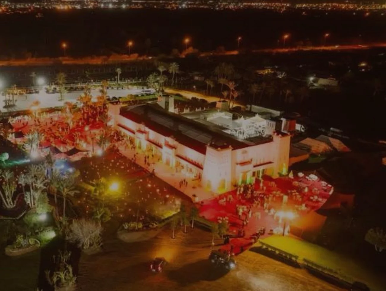Le domaine Palm Events illuminé à la nuit tombée, vu du ciel