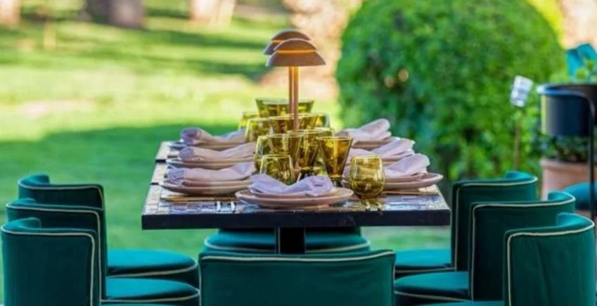 Détail d’une table dressée au jardin