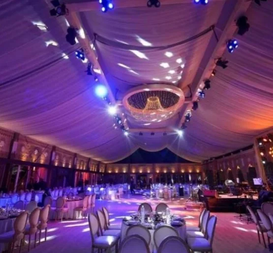 Salle préparée pour une soirée d’entreprise