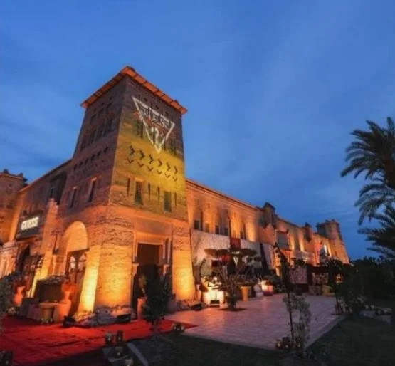 Kasbah Palmeria illuminée en soirée